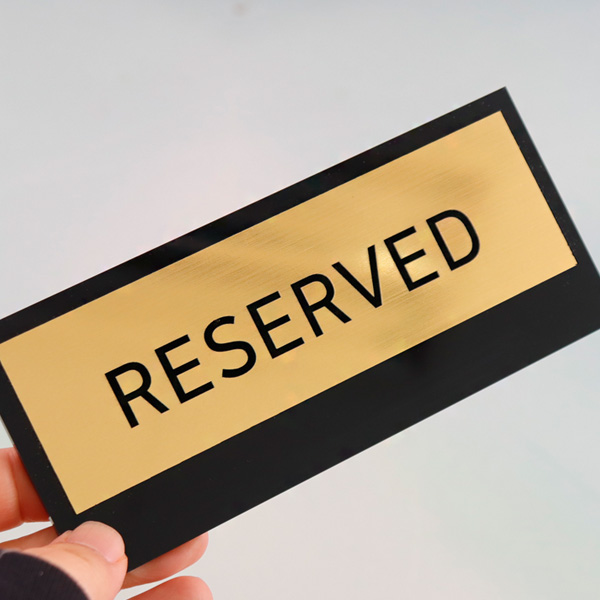 예약석 테이블 안내판 메탈골드 15x6.5cm 월넛우드받침 RESERVED 호텔 식당 카페