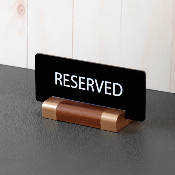 예약석 테이블 안내판 15x6cm RESERVED 월넛우드받침 스탠드 호텔 식당 자리 예약석 테이블 안내판 15x6cm RESERVED 월넛우드받침 스탠드 호텔 식당 자리